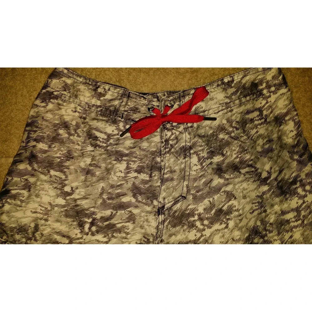 Youth size 12 Nike‎ 6.0 White &  Grey swirled Boardshorts with pocket